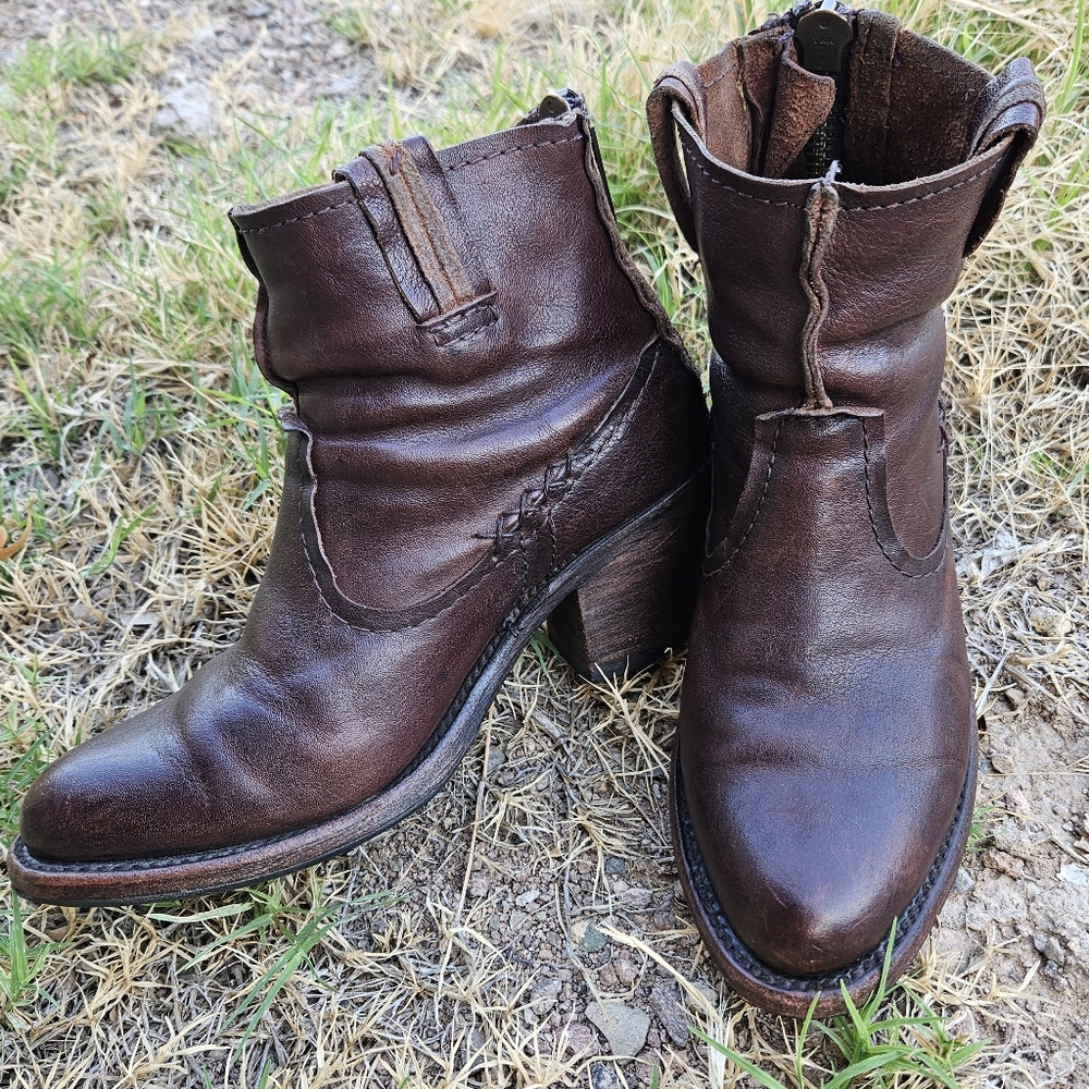 FRYE Leslie Artisan Short Boot in Deep Brown Leather Heeled Zipper Back Size 6.5